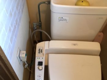 交換前のトイレとウォシュレットです。ウォシュレットはリモコン式ではなく、袖付きタイプでした。