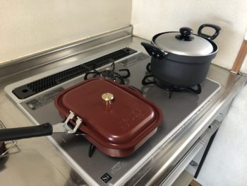 グリルで多彩な料理ができる「ラ・クック」が同梱。自動炊飯ができる「炊飯鍋」もプレゼント中。