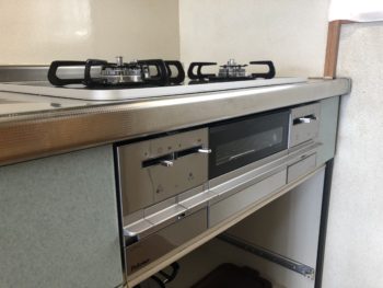 点火部のプッシュボタンや火力レバーのデザインにこだわり、すっきりとした印象になっています。