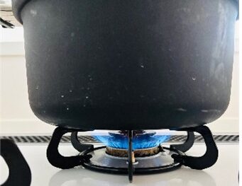 ガスコンロの炊飯機能を使ってご飯を炊いている様子