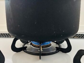 ガスコンロの炊飯機能を使ってご飯を炊いている様子